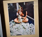 Merginoms būdavo mokama už tai, kad jos atskirtų 1,2 ir 5 dolerių banknotus, kuriuos jie skirdavo varg&scaron;ams
