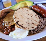 Tradicinis Antiokijos regiono patiekalas &bdquo;Bandeja paisa&ldquo;