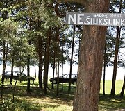 Lietuvi&scaron;kas užra&scaron;as skelbia, kad čia negalima &scaron;iuk&scaron;linti ir kad už tai gresia bauda. Tačiau klajokliai lietuvių kalbos nemoka.
