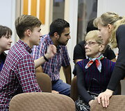 Kaune parodyto forumo teatro &bdquo;4ROOMS&ldquo; spektaklio-diskusijos &bdquo;Ką rei&scaron;kia būti musulmonu Lietuvoje?&ldquo; akimirka