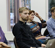 Kaune parodyto forumo teatro &bdquo;4ROOMS&ldquo; spektaklio-diskusijos &bdquo;Ką rei&scaron;kia būti musulmonu Lietuvoje?&ldquo; akimirka