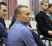 Kaune parodyto forumo teatro &bdquo;4ROOMS&ldquo; spektaklio-diskusijos &bdquo;Ką rei&scaron;kia būti musulmonu Lietuvoje?&ldquo; akimirka
