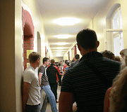 Penktadienį Klaipėdos universitete - jaunuolių sujudimas.