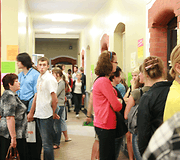 Penktadienį Klaipėdos universitete - jaunuolių sujudimas.