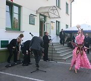 Svečių tradicija: mėtyti saldainius, kad juos pagavus lydėtų sėkmė. 2010 m. rugsėjo 24 d.