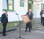  Kazachstano ambasadorius Lietuvoje G.Koi&scaron;ybajevas B.Petrauskui padovanojo paveikslą. 2010 m. rugsėjo 24 d.