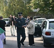 Kunigui talkino ir pareigūnai, dalindami informacinius lankstinukus, kuriuose i&scaron;vardinti ir de&scaron;imt Dievo įsakymų vairuotojams. 2010 m. rugsėjo 26 d.
