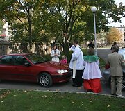 Dekanas kunigas V.Viktoravičius &scaron;ventina automobilius. 2010 m. rugsėjo 26 d.