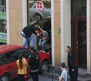 Avarija įvyko Klaipėdos senamiestyje, Tiltų gatvėje.
