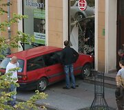 Automobilis įvažiavo į parduotuvės vitriną.