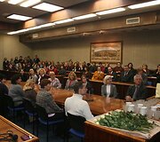 Posėdžių salėje rinkosi savivaldybės darbuotojai. 2010 m. spalio 11 d.