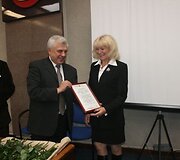 Apdovanojimą &scaron;vietimiečiams atsiėmė &Scaron;vietimo skyriaus vedėja L.Prižgintienė. 2010 m. spalio 11 d.