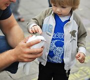 Lankytojai turėjo galimybę paleisti karvelius į dangų.