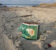 Paplūdimiuose liko tu&scaron;čios pakuotės nuo fejerverkų. 