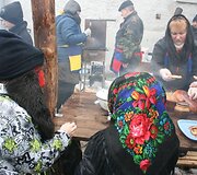 Prie blynų nusidriekė eilė.