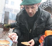 Prie blynų nusidriekė eilė. 