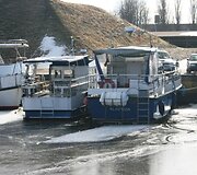 Keli pramoginiai laivai liko žiemoti uostelyje. 