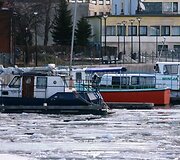 Keli pramoginiai laivai liko žiemoti uostelyje. 