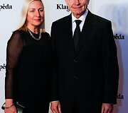 Koncertų salės vadovė Danutė Žičkuvienė su antrąja puse. 