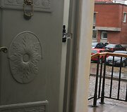 Nuvalę ąžuolines duris restauratoriai rado dekoro detales.