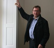 Bendrovės &bdquo;Pamario restauratorius&ldquo; direktorius Aldas Kliukas rodo autenti&scaron;kas langines. 