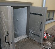 Į rūsį vedančios durelės
