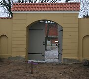 Autenti&scaron;ki vartai i&scaron; kiemo pusės