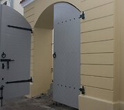 Autenti&scaron;ki vartai i&scaron; gatvės pusės