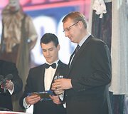 Seimo narys Andrius &Scaron;edžius svogūną gavo už pasamprotavimus, kad dažnas lietuvis gauna 10 tūkst. eurų atlyginimą