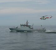 Karinių jūrų pajėgų patrulinio laivo "P11" darbas su paie&scaron;kos ir gelbėjimo sraigtasparniu.