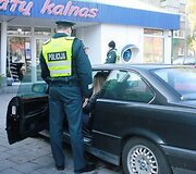 Taikos prospekto gyventojai skundais užvertė Klaipėdos savivaldybės Transporto tarnybą. Nepaisant to, automobiliai ant &scaron;aligatvių statomi nuolat.