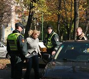 Kelių eismo taisykles pažeidusi moteris ai&scaron;kino, kad atvykusi į darbą nerado vietos, kur pasistatyti automobilį.