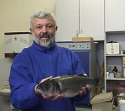 Klaipėdos universiteto lektorius Antanas Kontautas su neįprastu &scaron;ventoji&scaron;kių laimikiu. 