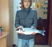 Ichtiologijos magistrantas Kasparas Bagdonas padėjo žvejams atpažinti laimikį.