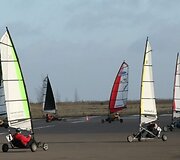 Vėjaratininkai tradici&scaron;kai rungėsi Nidos aerodrome.