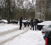 Paryžiaus komunos gatvėje žmonės talką pradėjo dar de&scaron;imtą ryto. 