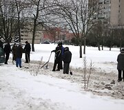 Paryžiaus komunos gatvėje žmonės talką pradėjo dar de&scaron;imtą ryto. 