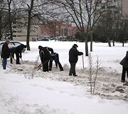 Paryžiaus komunos gatvėje žmonės talką pradėjo dar de&scaron;imtą ryto. 