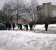 Paryžiaus komunos gatvėje žmonės talką pradėjo dar de&scaron;imtą ryto. 