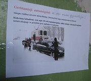 Gyventojus į kiemą i&scaron;eiti ragino skelbimai laiptinėse.