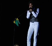 Su publika Klaipėdos kruizinių laivų terminale Mika pasisveikino lietuvi&scaron;kai.