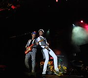 Mika scenoje tiesiog &scaron;ėlo.