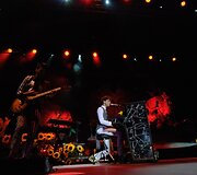 Mika grojo stilizuotu pianinu.