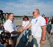V.Vizbarą sveikina Klaipėdos universiteto atstovas Vaidutis Laurėnas.