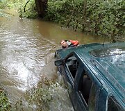 I&scaron; upelio Klaipėdos rajone traukiamas automobilis.