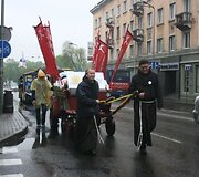 Vienuoliai vežimą tempė net ir pliaupiant lietui.