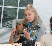 Muzika liejosi ne tik didžiosiose scenose, bet ir menininkų turgelyje.