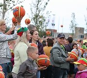 Klaipėdiečiai rekordo siekė prie naujosios arenos.