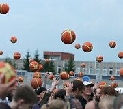 Pasiekus rekordą kamuoliai skriejo į vir&scaron;ų. 