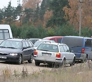 Prie kapinių susidarė automobilių spūstys. Eismą reguliavo keli pareigūnų ekipažai.